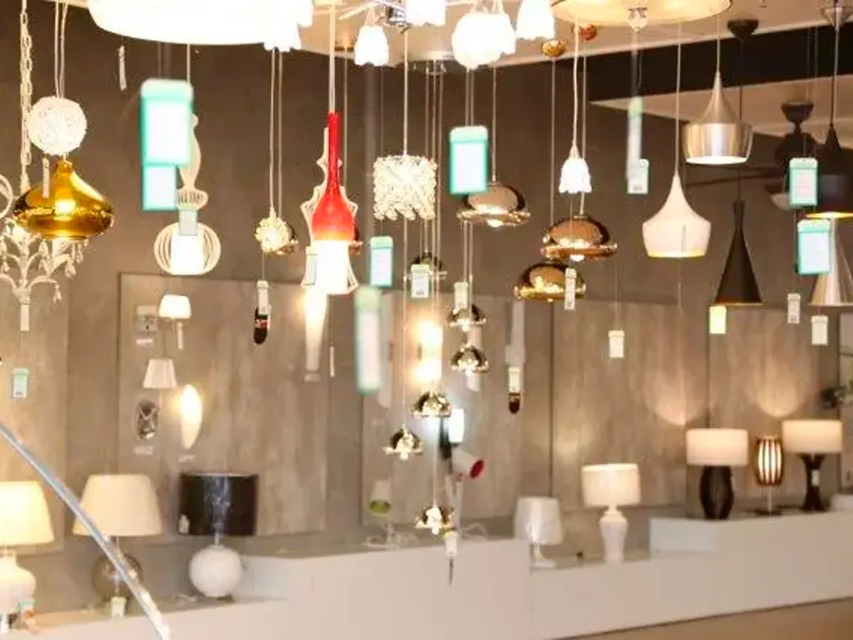 Showroom de iluminação da Megalux, com pendentes e lustres pendurados